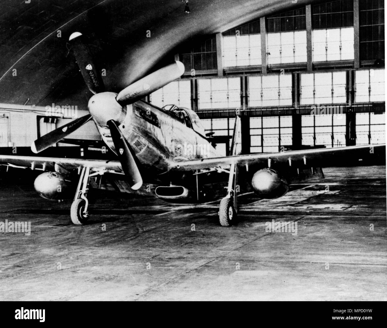 Un P-51D Mustang montre l'intérieur d'un hangar d'entretien avec la baisse des réservoirs et les points durs comme l'aéronef subit l'entretien, de réparation et de révision vérifie probablement avant d'être expédiés vers l'Asie pour lutter contre l'action pendant la guerre de Corée. (Photo gracieuseté Tinker AFB Histoire Bureau) Banque D'Images