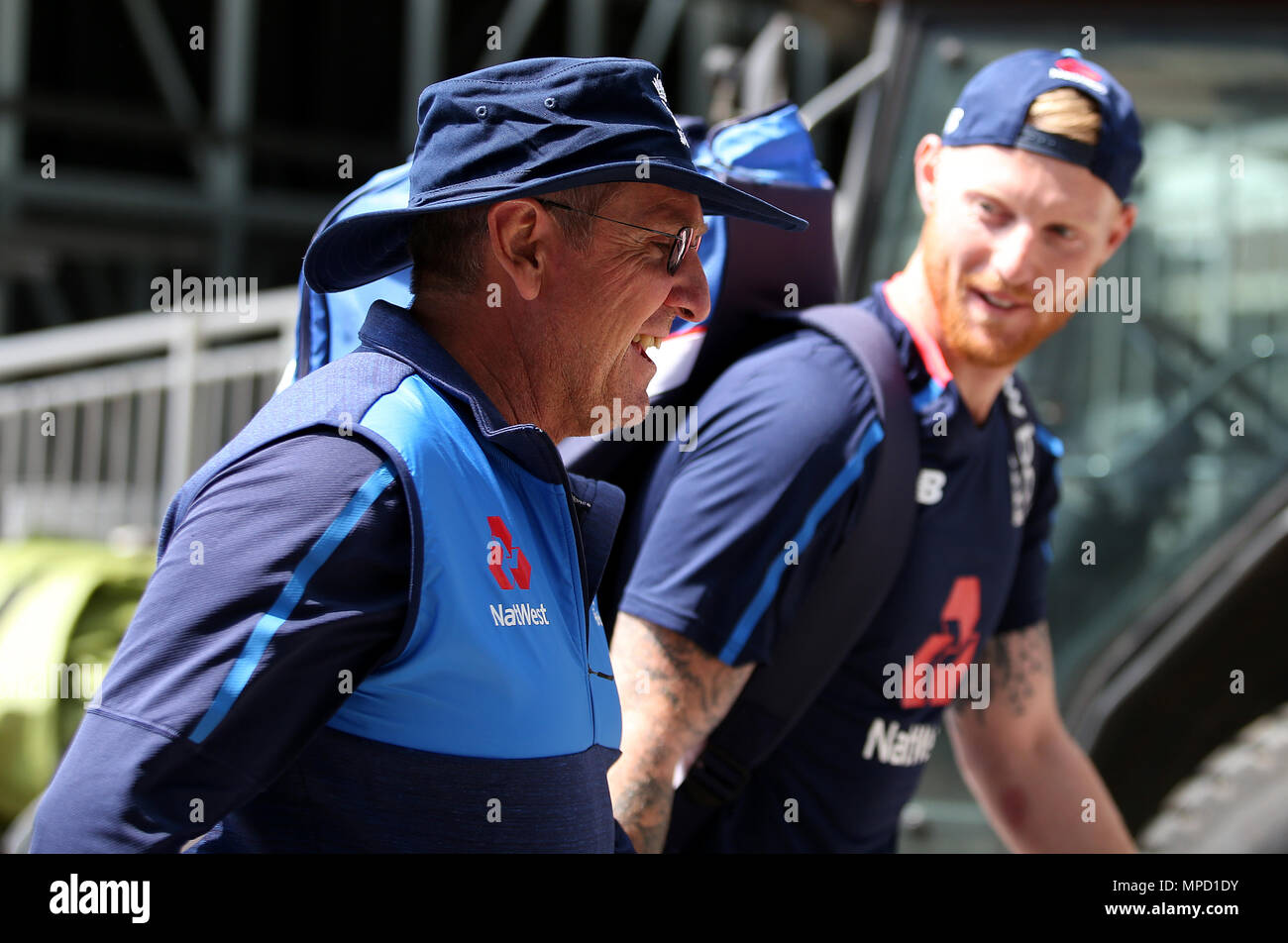 L'entraîneur-chef de l'Angleterre Trevor Bayliss et Jonny Bairstow durant la session à filets, du seigneur de Londres. Banque D'Images