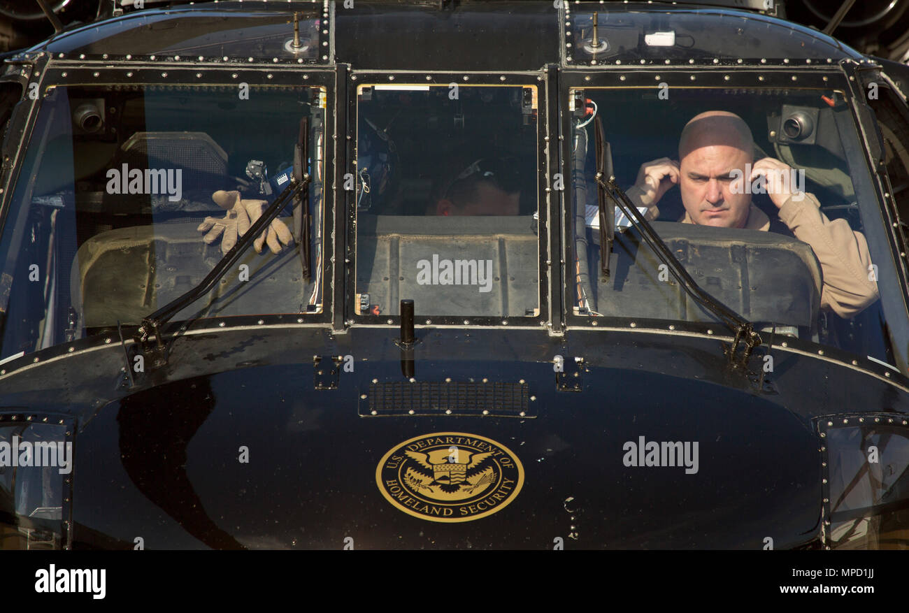 Un agent d'interdiction aérienne avec le U.S. Customs and Border Protection, l'air et les activités maritimes, prépare le pilotage d'un hélicoptère UH-60 Black Hawk avant un vol dans l'espace aérien pour fournir la sécurité du Super Bowl Li, de Conroe, au Texas, le 1 février 2017. Les unités avec des opérations aériennes et maritimes et le Bureau des opérations de terrain a fait équipe avec la patrouille de l'aviation civile, à la pratique d'un avion d'intercepter à l'aide de deux AMO UH-60 Black Hawk hélicoptères et deux avions C-550 Citation pour traquer la simulation d'une incursion dans l'espace aérien restreint. U.S. Customs and Border Protection Photo par Glenn Fawcett Banque D'Images