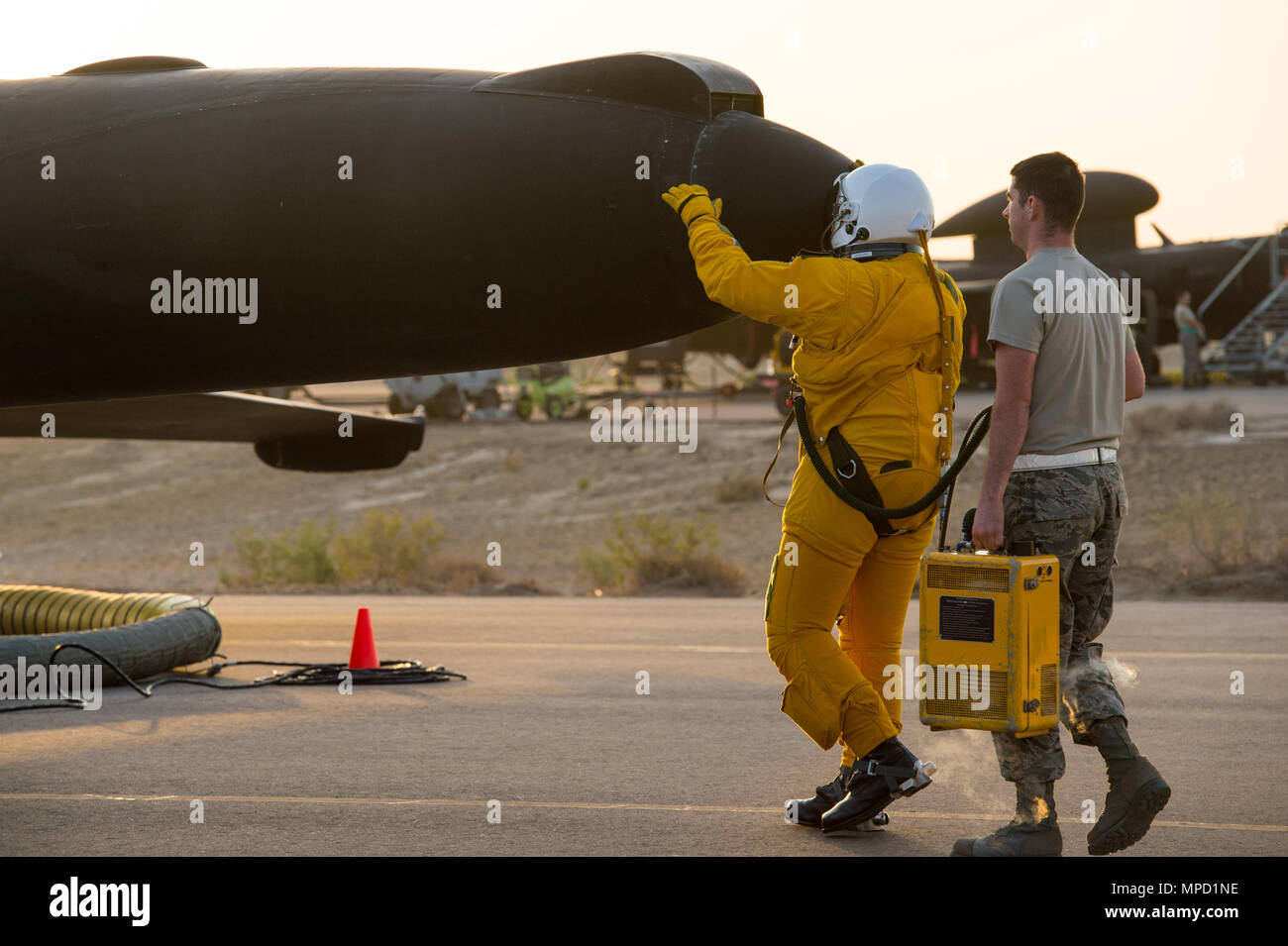 U-2 Maj pilote Ryan termine une tradition pré-vol de l'avion de souhaits avant de voler une sortie à l'appui de groupe Force-Operation résoudre inhérent dans un endroit inconnu en Asie du Sud-Ouest, le 2 février 2017. Au cours de la sortie, l'aéronef a terminé 30 000 heures de vol. C'était la deuxième U-2 dans la flotte de l'USAF pour atteindre le jalon et la première dans l'ensemble tout en volant dans le cadre de missions expéditionnaires du commandement central de l'Armée de l'air. (U.S. Air Force photo/Senior Airman Tyler Woodward) Banque D'Images