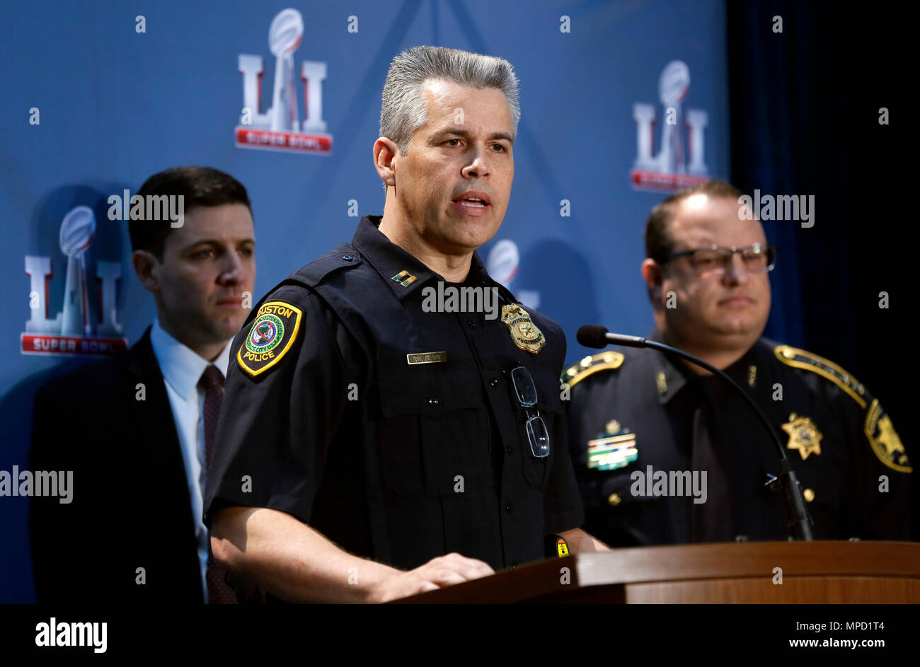 Le capitaine Dwayne prêt du département de police de Houston parle de l'équipe de joueur lors d'une conférence de presse commune coordonnée par le U.S. Immigration and Customs Enforcement) et le U.S. Customs and Border Protection est tenu à souligner saisie de fausse Super Bowl de la NFL LI de souvenirs et des billets au George R. Brown Convention Center à Houston, Texas, le 2 février 2017. U.S. Customs and Border Protection Photo par Glenn Fawcett Banque D'Images