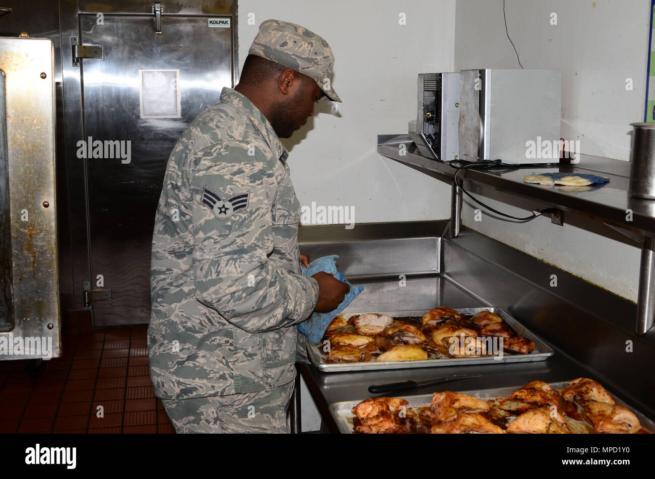 Airman Senior Terez Davis, spécialistes de la restauration avec la 172e, de l'Escadre aérienne de Jackson, au Mississippi supprime du poulet du four à la préparation au combat au Centre, Gulfport, Mississippi, Feb 2, 2017. Les spécialistes de l'alimentation a été au CRTC pour 2 semaines pour la cuisson du Patriot 2017 participants. (Photo de la Garde nationale aérienne MSgt. Marvin B. Moore/libérés) Banque D'Images