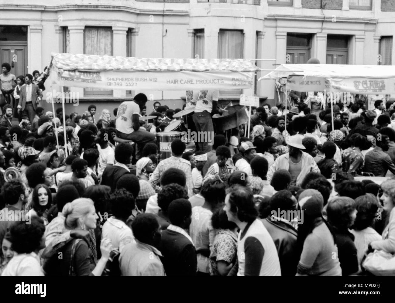 Le Notting Hill Carnival dans les rues de l'ouest de Londres en 1976, le plus grand festival de rue en Europe. Grande Histoire du Carnaval d'images. Banque D'Images