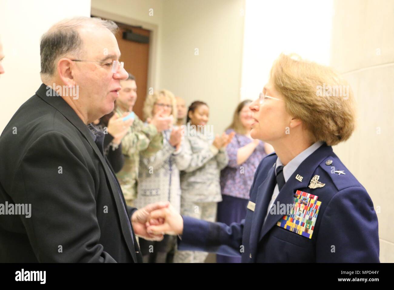 Le brig. Le général Carol Timmons partage un moment avec le général Frank Vavala après sa prestation de serment à l'adjudant général de la Garde nationale du Delaware le Mercredi, Février 1, 2017. (U.S. Photo de la Garde nationale par Slt Wendy Callaway) Banque D'Images