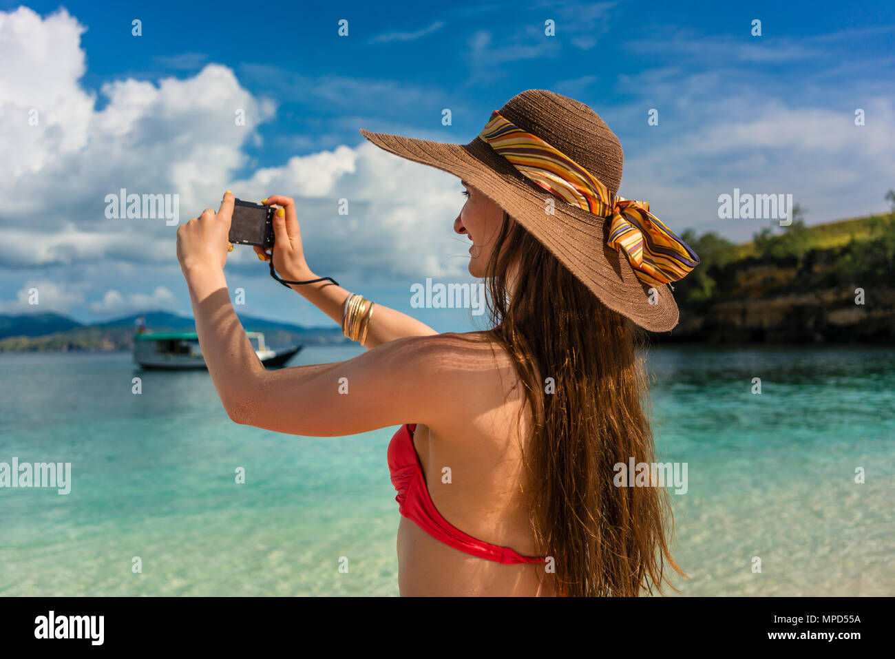 Jeune femme de prendre des photos dans une journée ensoleillée pendant les vacances d'été Banque D'Images