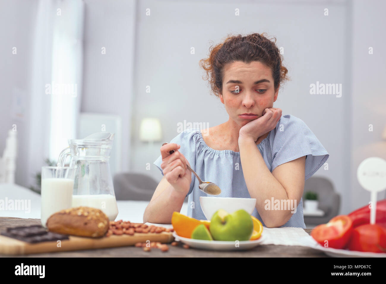 Jeune fille se sentir malheureux avec les options de l'alimentation Banque D'Images