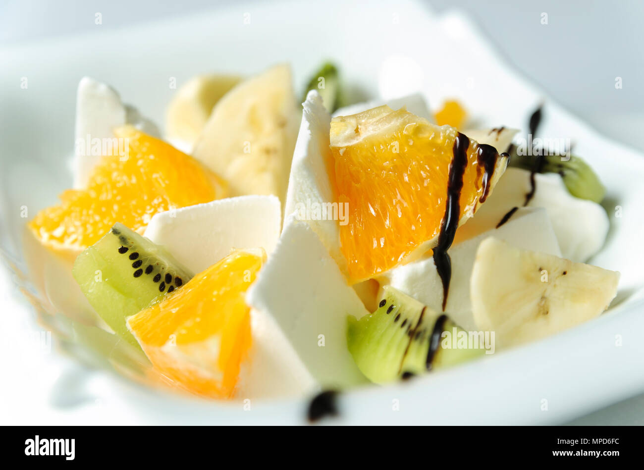 La crème glacée aux fruits frais. Tranches de bananes, oranges, kiwi. Banque D'Images