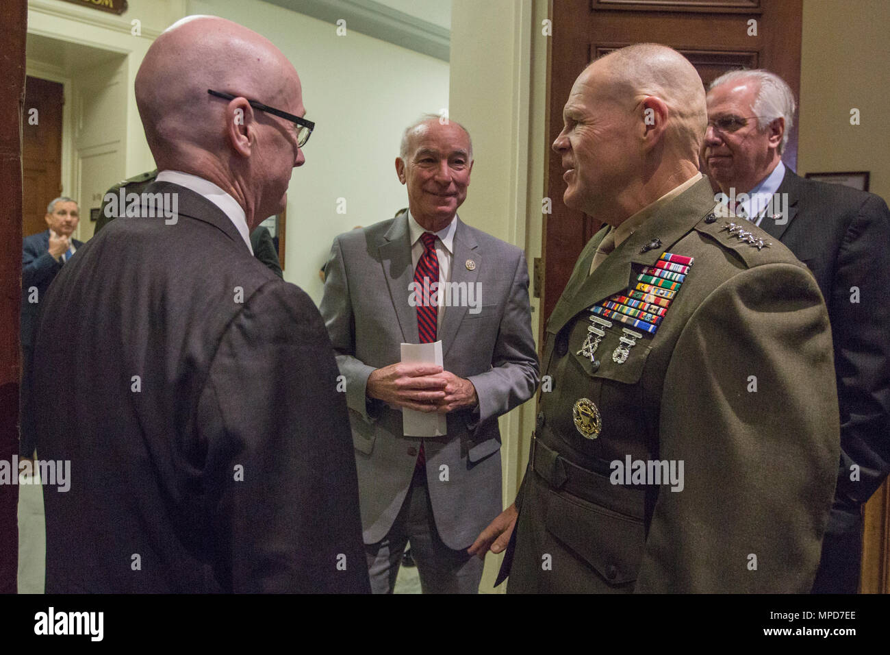 Commandant de la Marine Corps le général Robert B. Neller, droite, parle avec des invités présents à la base industrielle navire amphibie Coalition, à la Chambre des Représentants M. Rayburn Office Building, Washington, D.C., 7 février 2017. Neller a parlé des capacités uniques des forces amphibies offrir nos dirigeants et nos alliés. (U.S. Marine Corps photo par le Cpl. Samantha K. Braun) Banque D'Images