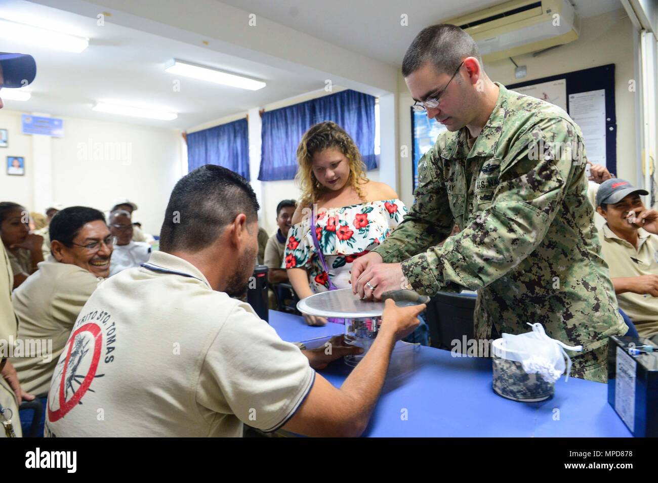 170206-N-YM856-135 (fév. 6, 2017) Puerto Barrios, Guatemala - Hôpital Corpsman 1re classe Sean Mckay, originaire de Bozeman, au Montana, affecté à l'environnement de la Marine et de l'unité de médecine préventive (2) NEPMU, Norfolk, Va., explique comment un piège à moustiques fonctionne de la nation hôte des agents de contrôle des insectes au cours de formation continue (2017 Promesse CP-17). CP-17 est un U.S. Southern Command-parrainé et U.S. Naval Forces Southern Command/U.S. 4ème flotte-déploiement effectué pour mener des opérations civiles et militaires y compris l'aide humanitaire, les missions de formation et de soins médicaux, dentaires et vétérinaires, dans un effort de soutien Banque D'Images