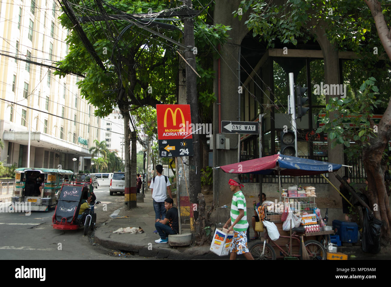 Coin d'une rue très fréquentée, à Manille Banque D'Images
