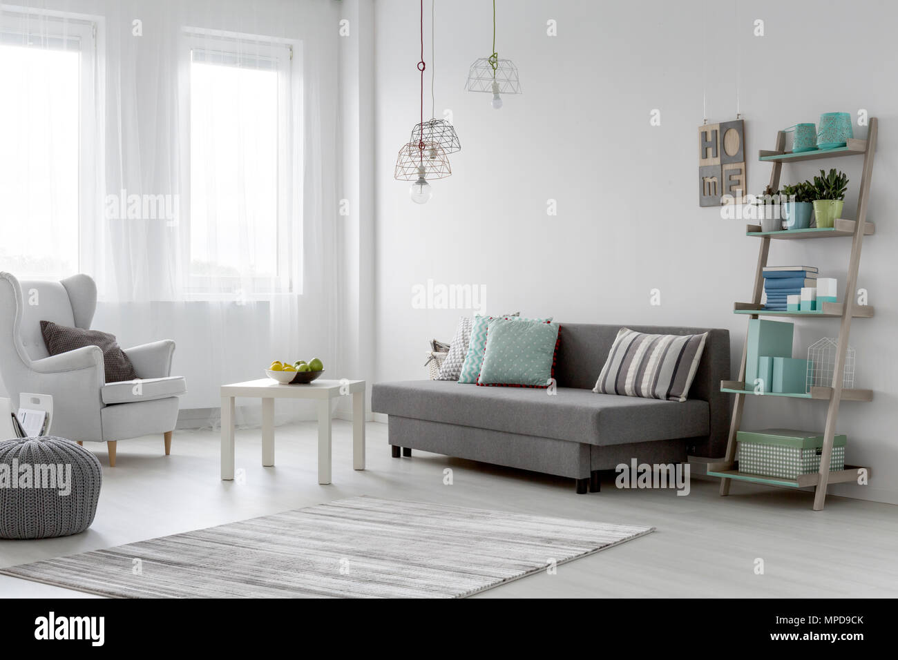 Arrangement minimaliste dans un intérieur lumineux télévision menthe Banque D'Images