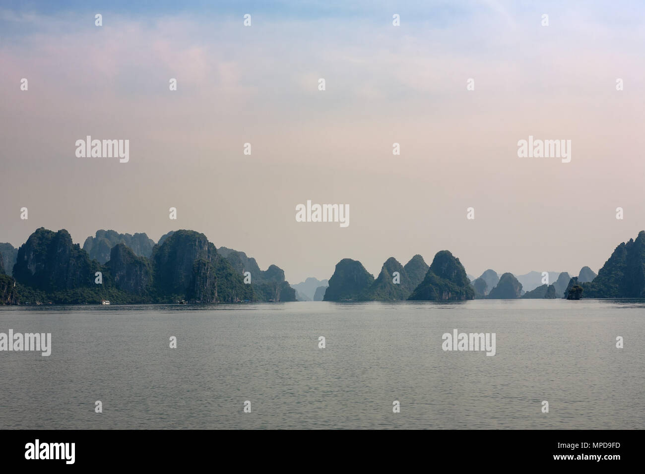 Îles karstiques spectaculaires dans Ha Long Bay, au nord de l'Ile de Cat Ba, Quảng Ninh Province, Viet Nam Banque D'Images