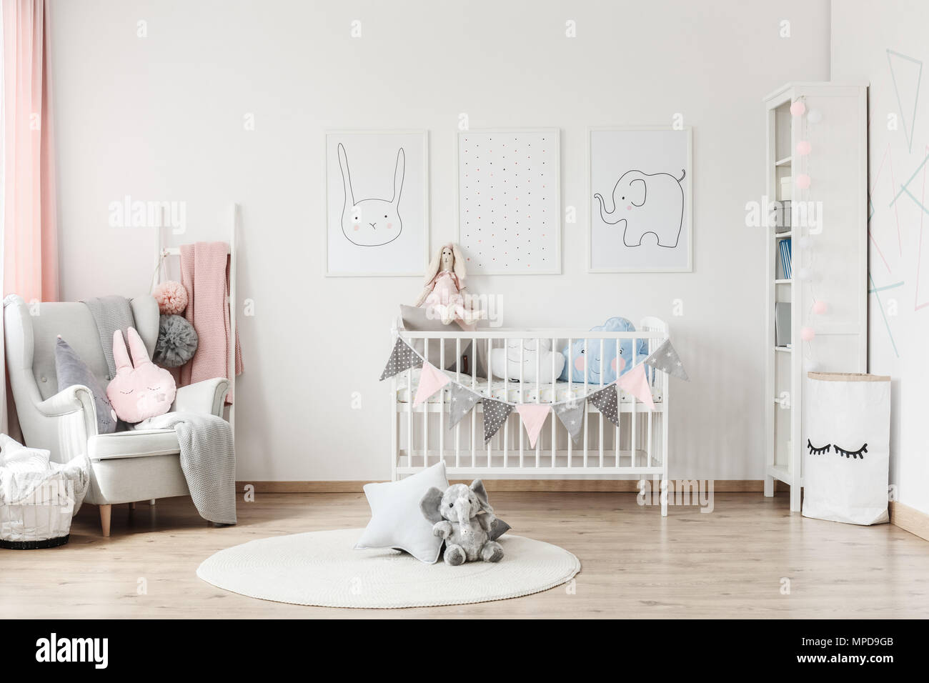 Peluche Et L Oreiller Sur Tapis Rond Blanc Dans La Chambre De Bebe Avec Fauteuil Gris Et Des Affiches Sur Le Mur Photo Stock Alamy