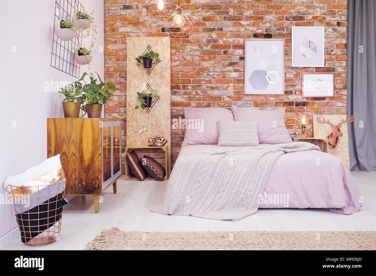 Chambre à coucher avec lit double et industrielle Bricolage Décoration OSB  Photo Stock - Alamy