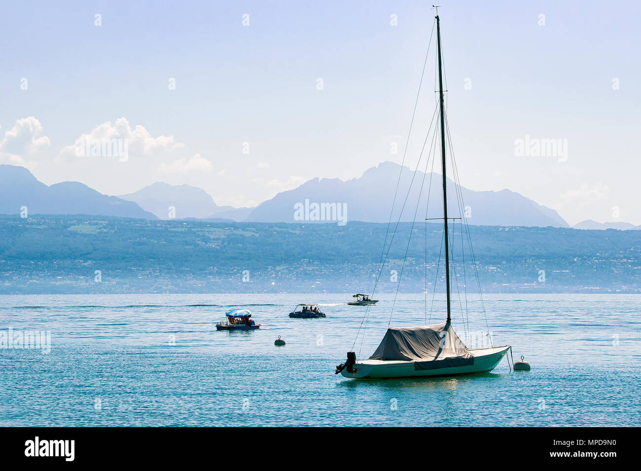 Lausanne, Suisse - le 26 août 2018 : Bateau à moteur sur le lac de Genève à Lausanne, Suisse. Alpes sur l'arrière-plan Banque D'Images