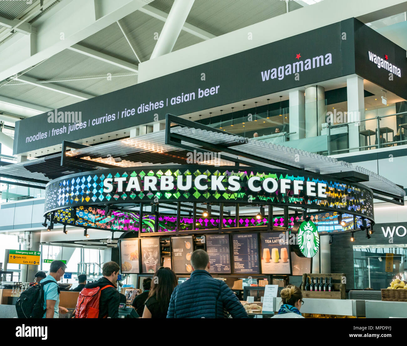 Starbucks coffee shop et restaurant Wagamama, Terminal 5, Heathrow Airport, London, England, UK Banque D'Images