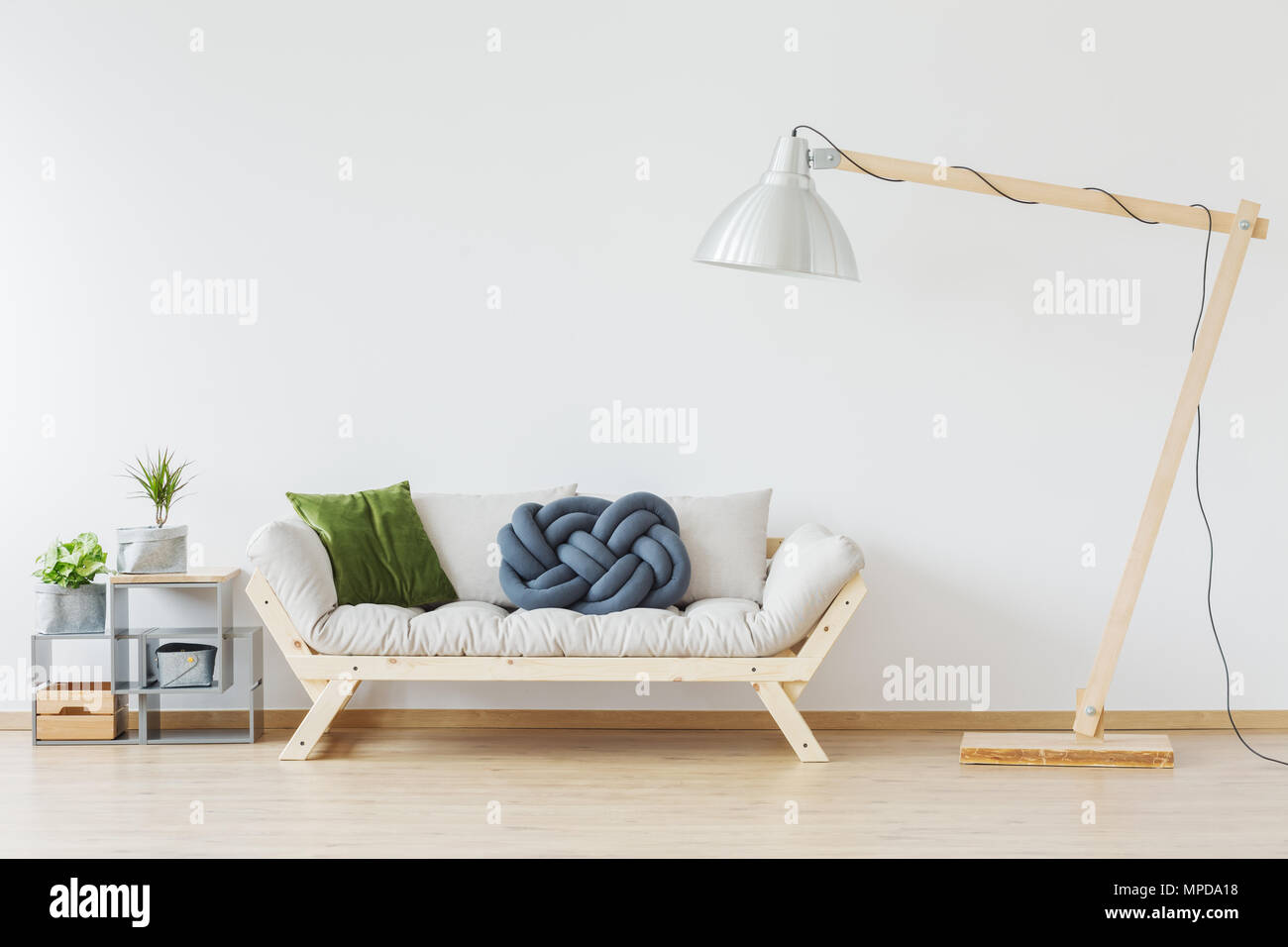 Élégant canapé en bois, moderne en appartement nordique Banque D'Images