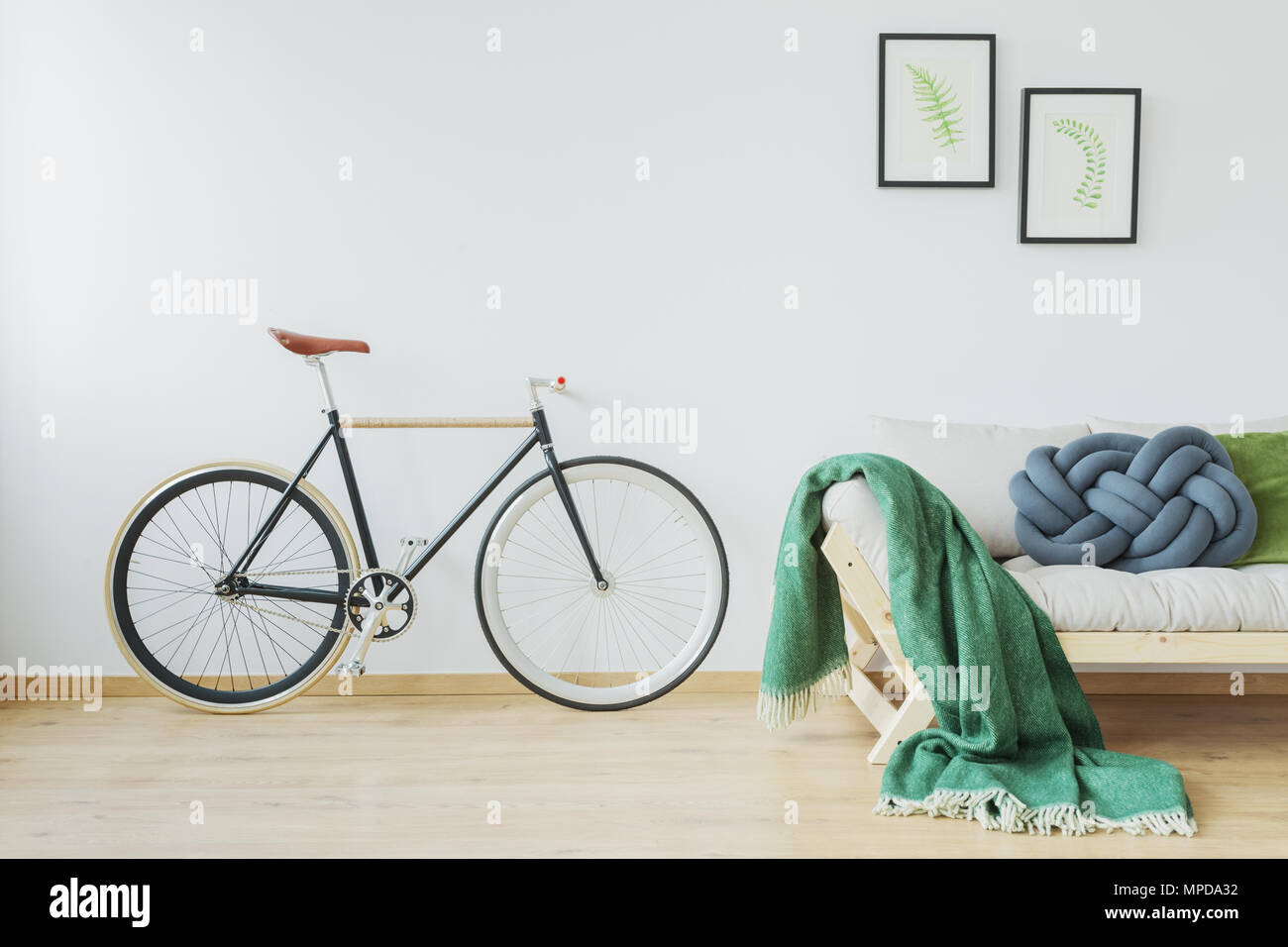 Bike et les couleurs de l'année dans cet appartement élégant Banque D'Images