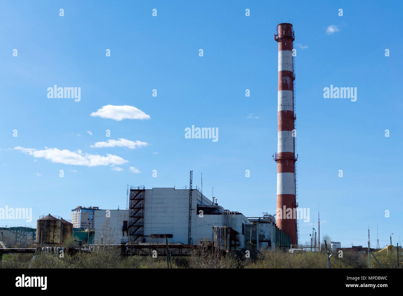 Bâtiment délabré de la boutique et la cheminée de la centrale thermique lorsque également conçu pour produire l'énergie thermique pour le chauffage urbain Banque D'Images