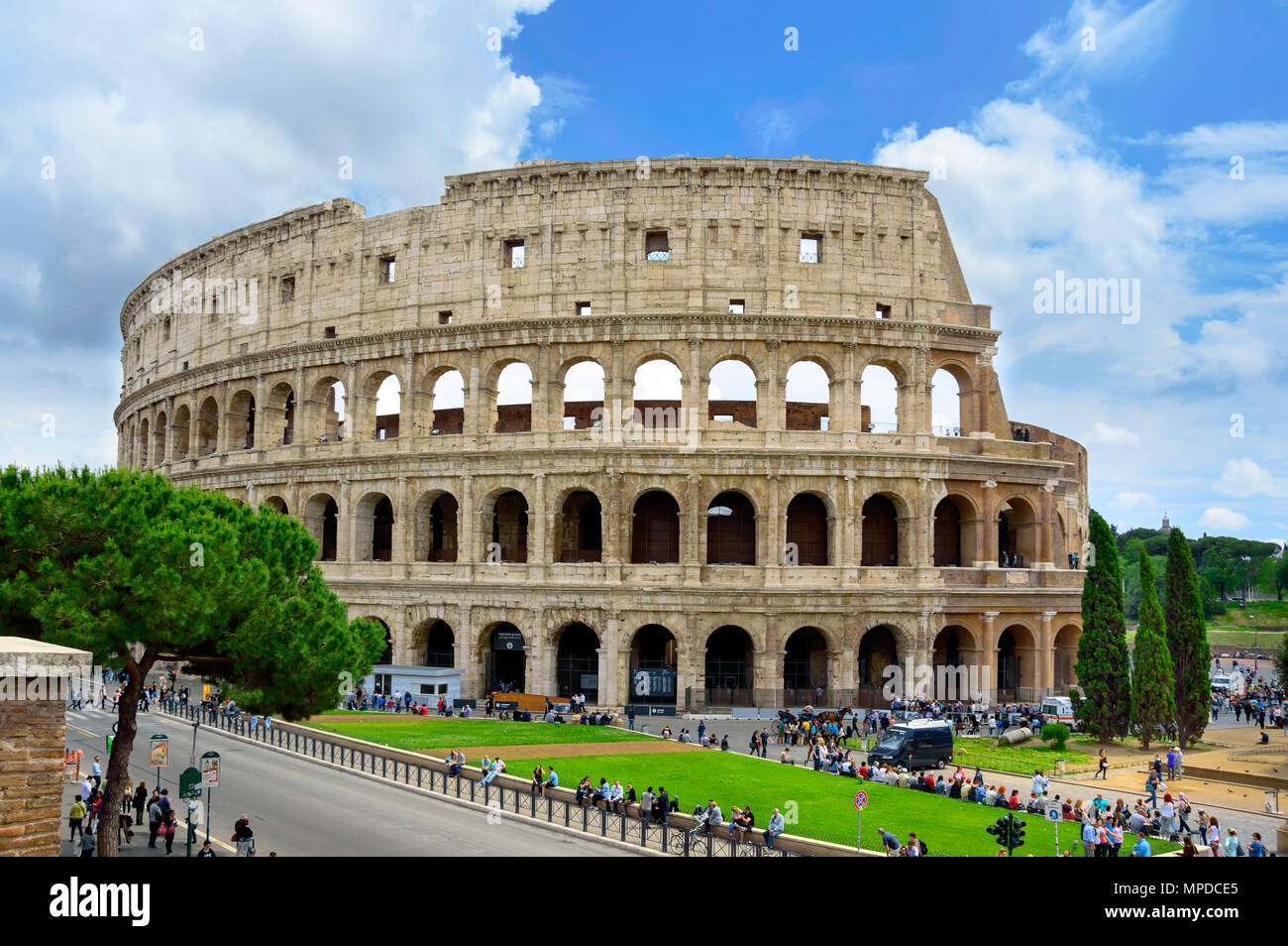 Colisée, le colisée ou amphithéâtre Flavien également, à Rome, en Italie avec un arbre et ciel bleu. Symbole et la principale attraction touristique à Rome. Banque D'Images