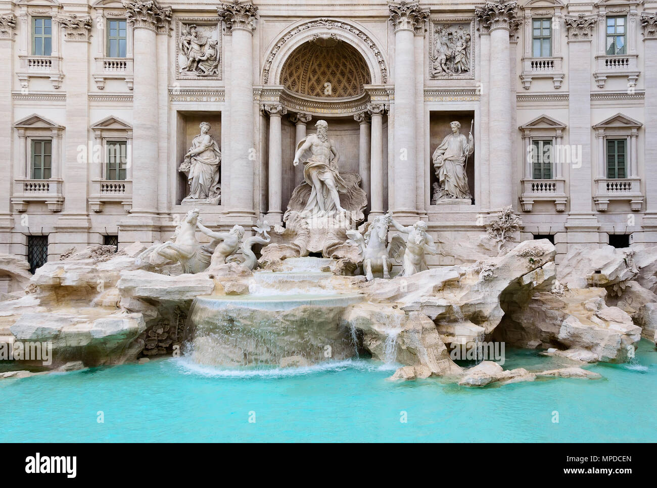 Fontaine de Trevi ou la fontaine de Trevi à Rome, Italie. Landmark Architecture, plus célèbre fontaine dans le monde avec de superbes pierres artistique Banque D'Images