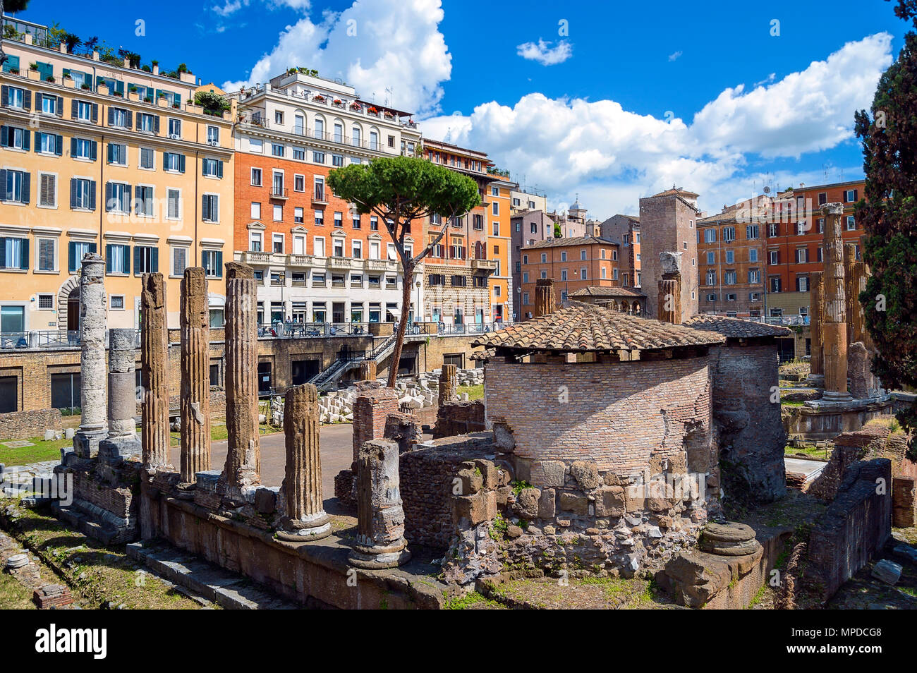 Largo di Torre Argentina. Place avec les vestiges de quatre temples républicains romains et le théâtre de Pompée à Rome, Italie Banque D'Images