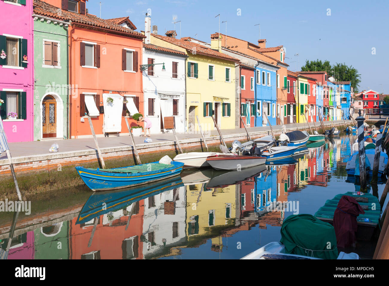 Les cabanes de pêcheurs aux couleurs vives reflètent dans un canal, Burano, Venise, Italie au début de la lumière du matin. L'île est une attraction touristique populaire Banque D'Images