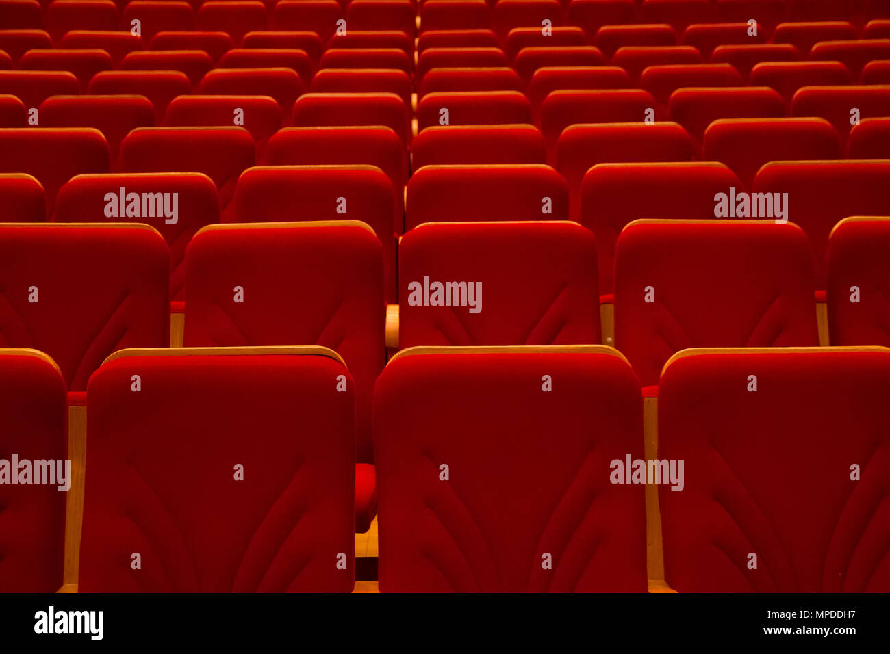 Les lignes vides de chaises rouges sans que les gens dans le cinéma ou une salle de concert Banque D'Images