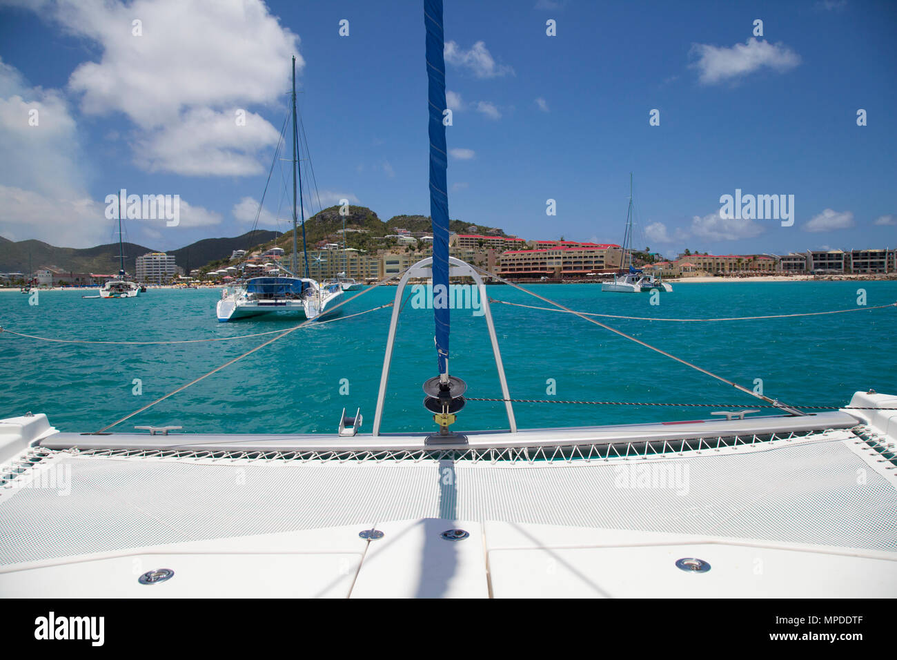 Simpson Bay à bord d'un catamaran avec trampoline à Sint Maarten, Pays-Bas côte dans l'île des Caraïbes Banque D'Images
