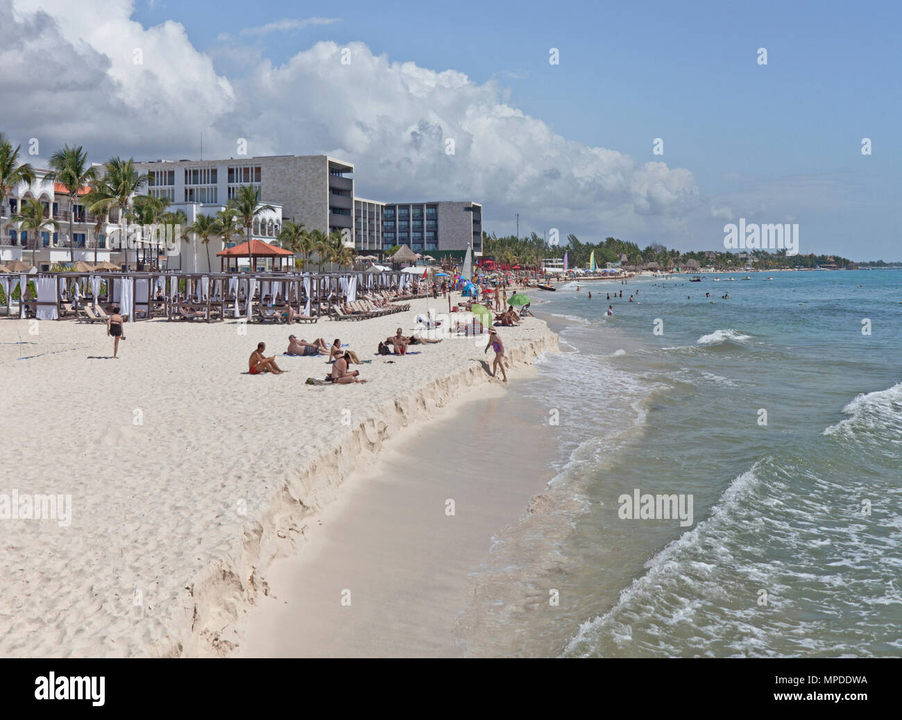 Front de mer - Playa del Carmen, Quintana Roo, Mexique. Beach Cabanas (leftCenter) appartiennent à la Royal Playa del Carmen tous les adultes-resort. Banque D'Images
