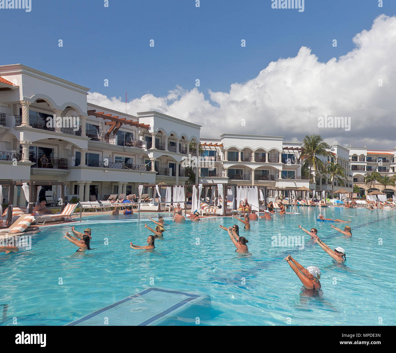 Les exercices en piscine, le Royal Playa Del Carmen resort hotel, Playa del Carmen, Quintana Roo, Mexique Banque D'Images