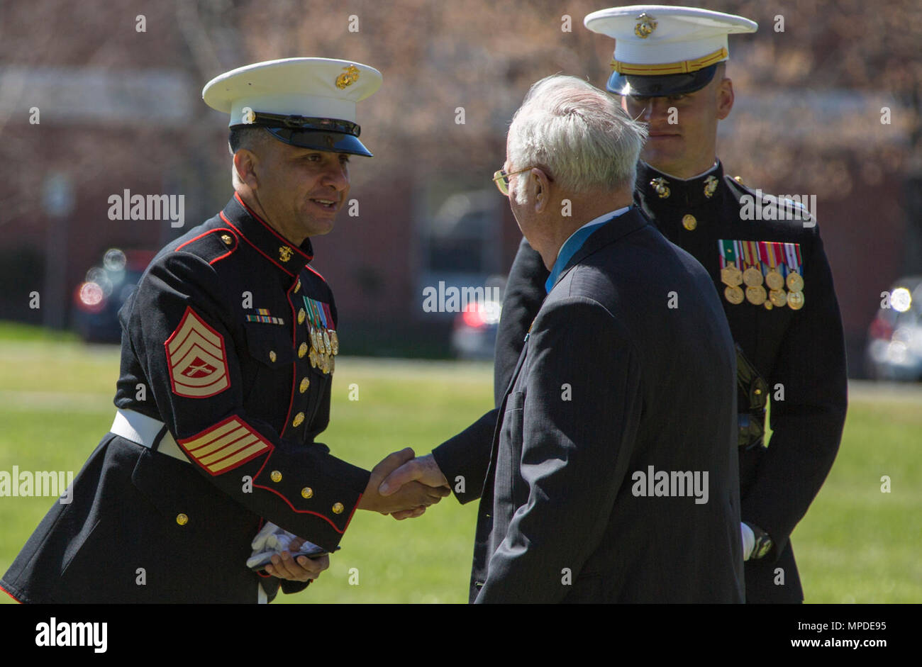 Corps des Marines à la retraite, le colonel Harvey C. Barnum Jr., récipiendaire de la médaille d'honneur, serre la main avec une caserne Marine Marine avec Washington après le service commémoratif pour le lieutenant général à la retraite Laurent F. Snowden au Marine Corps Base Quantico, en Virginie, le 8 avril 2017. Snowden a servi pendant la Seconde Guerre mondiale, la guerre de Corée, guerre du Vietnam, et a été le premier rescapé de la bataille d'Iwo Jima. Banque D'Images