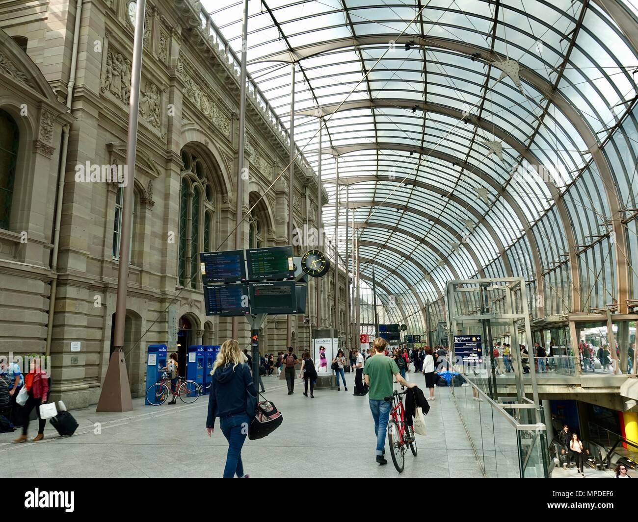 L'intérieur du toit de verre façade de la gare, Strasbourg, France Photo  Stock - Alamy