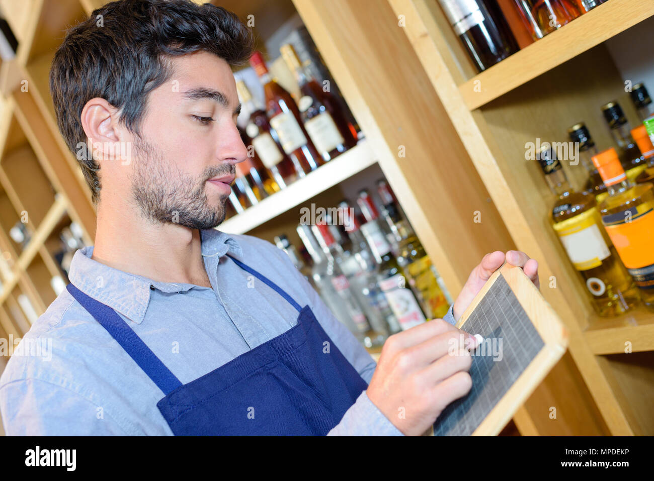 Smiling liquor store vendeur prix marquage Banque D'Images