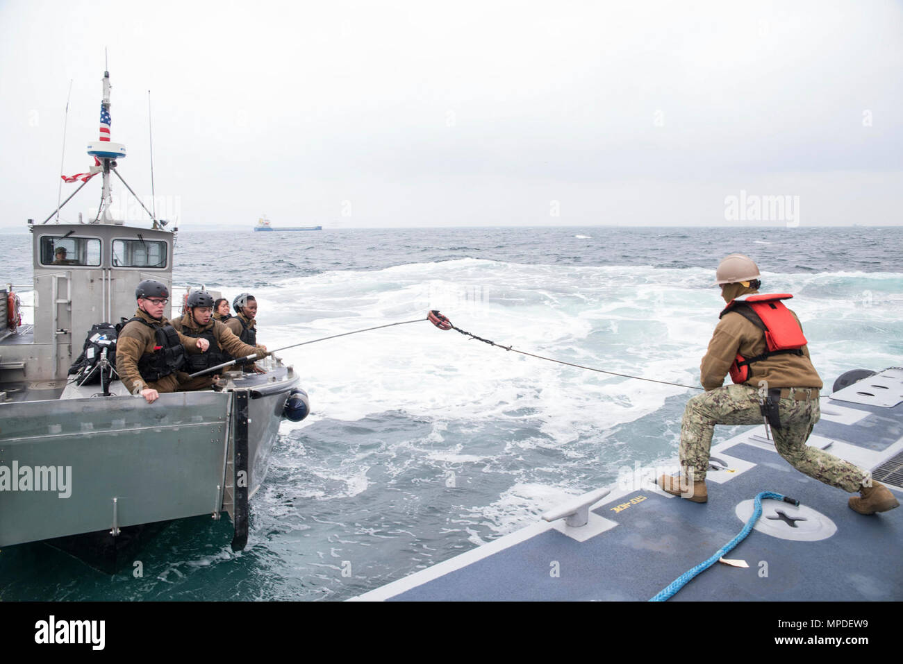 POHANG, République de Corée (9 avril 2017) - Les Marins, attaché à la construction 1 bataillon amphibie d'assaut et l'unité 1, part hors ligne pour obtenir l'amélioration du système d'allège la marine des installations de décharge à la rampe de l'USNS Pililaau (T-AKR 304) au cours de l'utilisation pacifique de l'exercice 2017 (OPRex S17). OPRex17 est un événement de formation bilatérale conçu pour garantir l'état de préparation et de soutenir la République de Corée et les États-Unis En exerçant l'Alliance d'un domaine Distribution Center (ADC), un point d'alimentation en air Terminal (ATSP), combiné au cours de logistique commune-la-Rive (caillots sanguins), et l'utilisation de fer, la navigation intérieure, et c Banque D'Images