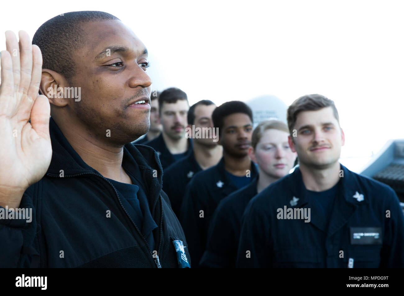 Océan - (9 avril 2017) l'électronique Technicien (nucléaire) 1re classe Amili Harris de Shreveport, Louisiane, affecté à l'unité Pre-Commissioning Gerald R. Ford (CVN 78), reenlists sur l'île. L'avenir USS Gerald R. Ford (CVN 78) est en cours sur son moteur pour la première fois. La première classe de navire -- le premier porte-avions américain nouveau design en 40 ans -- va passer plusieurs jours à effectuer des essais en mer du constructeur, un test complet de bon nombre des principaux systèmes du navire et des technologies. Banque D'Images