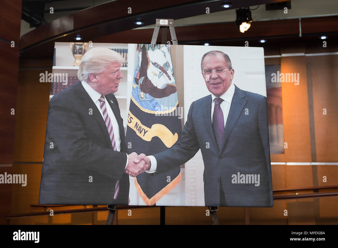 Une photo montrant le président Trump et le Ministre russe des affaires étrangères Sergei Lavrov se serrer la main tout en répondant dans le bureau ovale s'affiche sur la scène avant une conférence de presse démocratique Chambre expliquant les efforts des démocrates pour établir une commission indépendante sur l'atout des liens avec la Russie le 17 mai 2017 au Capitole. Banque D'Images