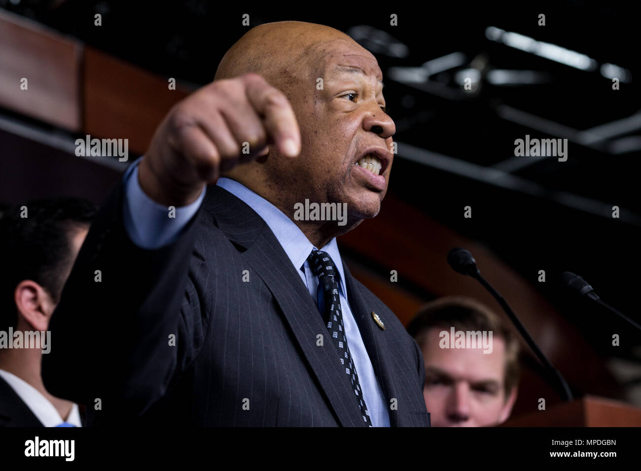 Elijah Cummings rép. (D-MD) lors d'une conférence de presse pour présenter les efforts déployés par les démocrates à la chambre d'établir et d'une commission indépendante pour enquêter sur les liens entre le président de la Russie et de l'atout le 17 mai 2017 au Capitole. Banque D'Images