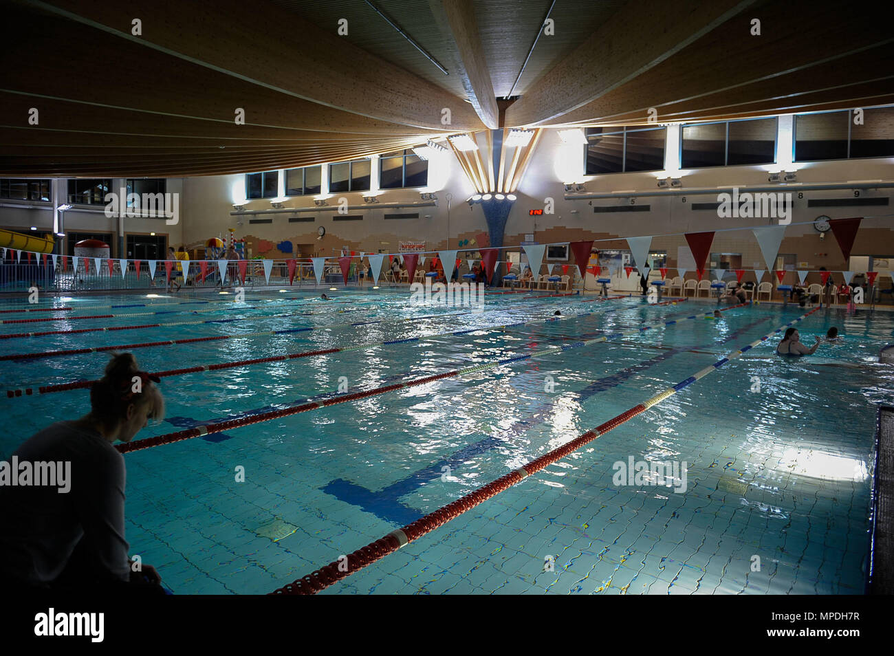 Les participants entrent dans la piscine pour une baignade au Centre  aquatique de classe sur base aérienne de Ramstein, en Allemagne, le 14  février 2017. Chaque semaine, Christina et Samantha Moore, prendre