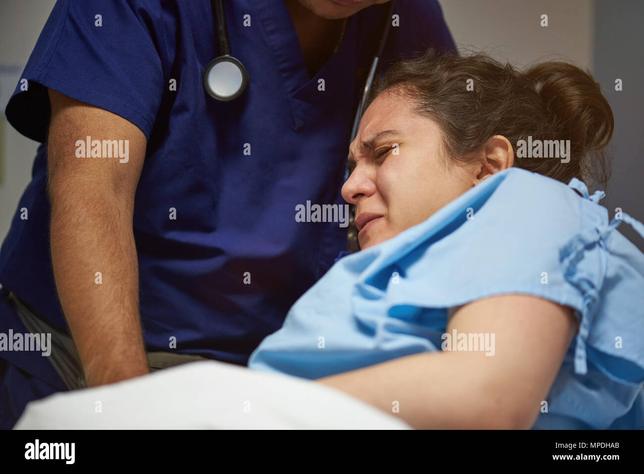 Thème de l'aide médicale d'urgence. Young hispanic woman in pain Banque D'Images