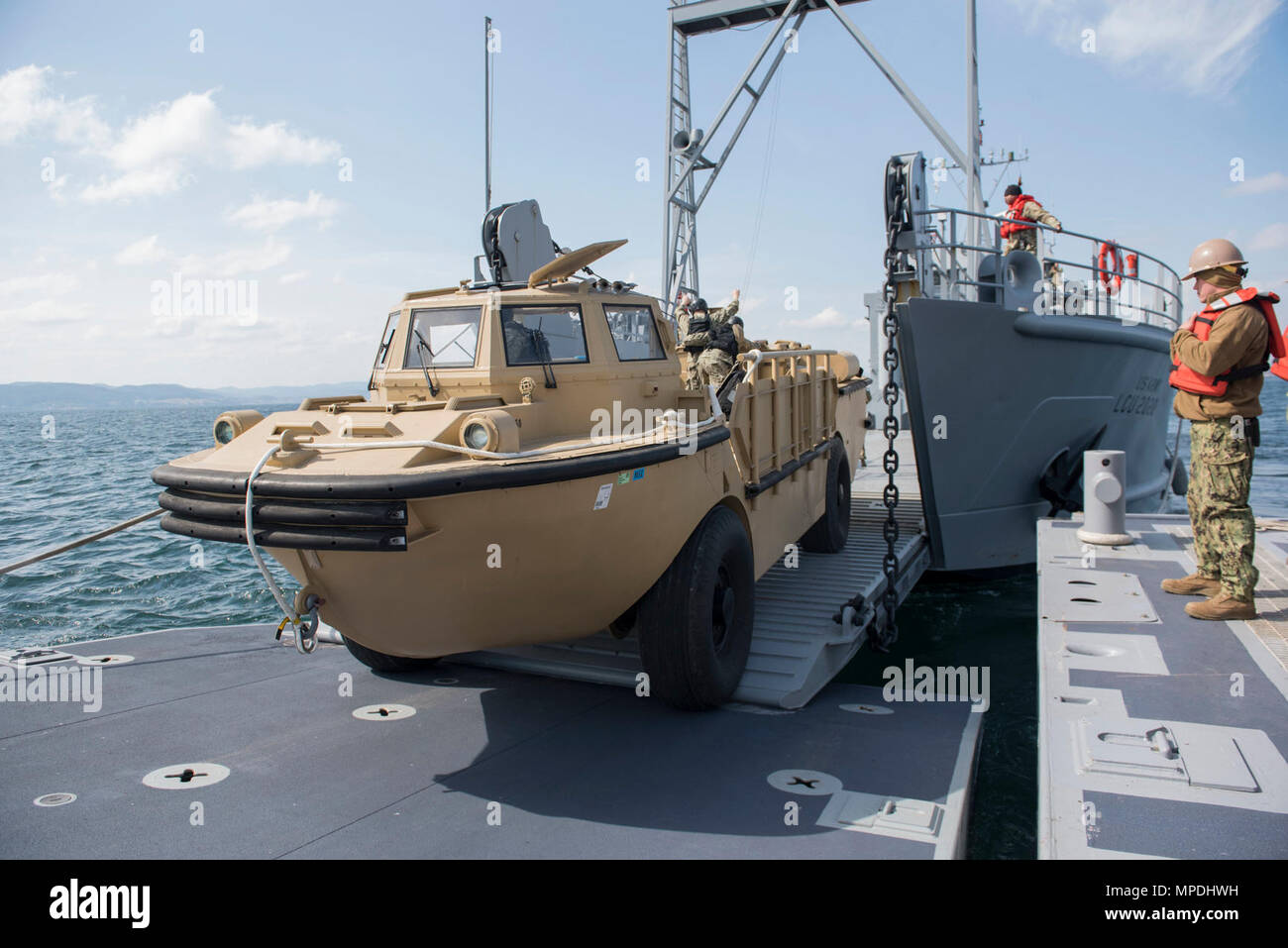 POHANG, République de Corée (avr. 10, 2017), l'US Navy Marine Corps et de l'Armée de décharger un briquet, Amphibie, ravitaillement Cargo (LARC) de prépositionnement maritime Marine navire USNS Pililaau Force (T-AK 304) sur un bateau de débarquement de l'utilité (LCU) à l'aide d'un roll-on, roll-off de décharge (RRDF) tandis que du côté de Pohang, République de Corée au cours de la logistique interarmées sur la rive (CJLOTS) Le 10 avril. CJLOTS est un exercice biennal effectué par du personnel militaire et civil des États-Unis et de la République de Corée, de la formation à dispenser et redéployer comme un cargo militaire Banque D'Images