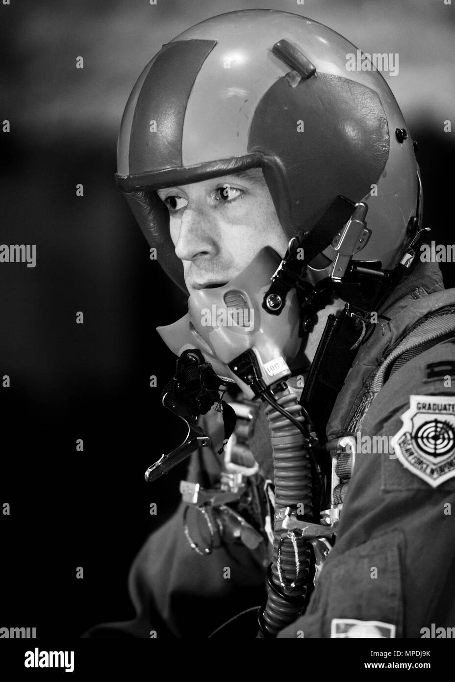 Un membre d'équipage du 23e Bomb Squadron se trouve entre la sortie et parachute de secours la formation à Minot Air Force Base, N.D., le 22 février 2017. La simulation de sortir en toute sécurité et de retour au sol après un aéronef en état d'urgence. (U.S. Air Force photo/Senior Airman J.T. Armstrong) Banque D'Images