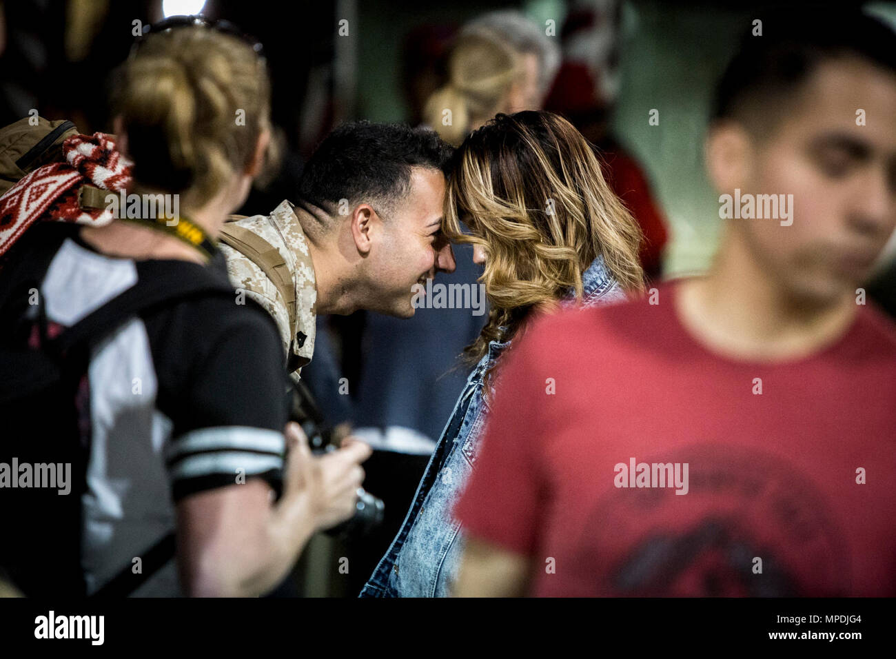 Les amis et les familles de Marines avec l'Escadron de Guerre électronique tactique maritime (VMAQ) 2 salue leurs proches à leur retour au Marine Corps Air Station Cherry Point, N.C., 9 avril 2017. Marines avec VMAQ-2 déployés, de participer à des opérations à l'étranger. Banque D'Images