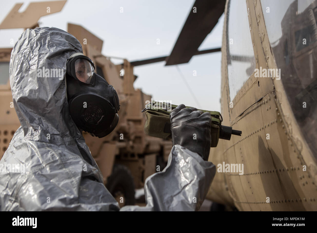 Un soldat de l'Armée américaine affecté à 355Chemical Company, 453e, 209e bataillon chimique Groupe de soutien régional, 76e de l'intervention opérationnelle commande permet de contrôler l'extérieur d'un CH-47 Chinook de l'armée américaine pour les risques chimiques au cours de la formation de décontamination d'aéronefs détail près d'Erbil, Irak, 1 er mars 2017. Cette formation fait partie de la Force opérationnelle interarmées combinée globale - Fonctionnement résoudre inhérent à renforcer les capacités des partenaires par la formation et de l'amélioration de la capacité des forces des combats en partenariat avec ISIS. Les GFIM-OIR est la Coalition mondiale pour vaincre ISIS en Iraq et en Syrie. (U.S. Photo de l'armée par le Sgt. Josephine Carlson) Banque D'Images