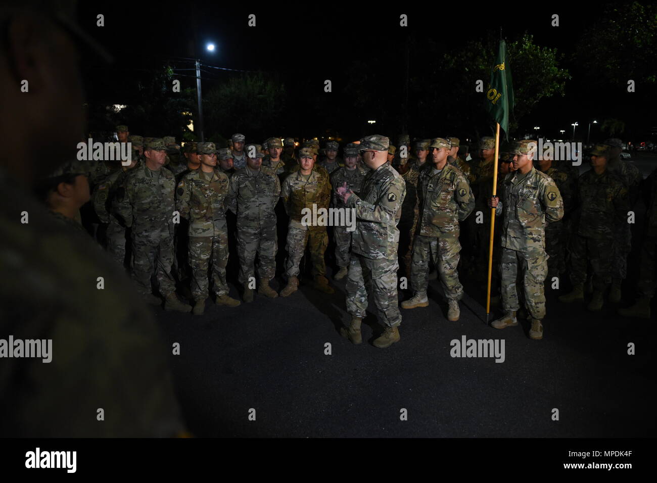 Des soldats de la réserve de l'armée américaine de la 301e compagnie de police militaire participent à une cérémonie d'adieu au Fort Buchanan Community Club à Porto Rico, rejoints par leur famille et leurs amis. L'événement fait suite au programme ruban jaune, promouvant le moral, la préparation au déploiement et la cohésion de l'unité. Appuyée par le Commandement de soutien de la 1re mission, la cérémonie renforce les traditions militaires, l’engagement de la réserve et le soutien communautaire aux soldats qui se préparent au déploiement. Banque D'Images