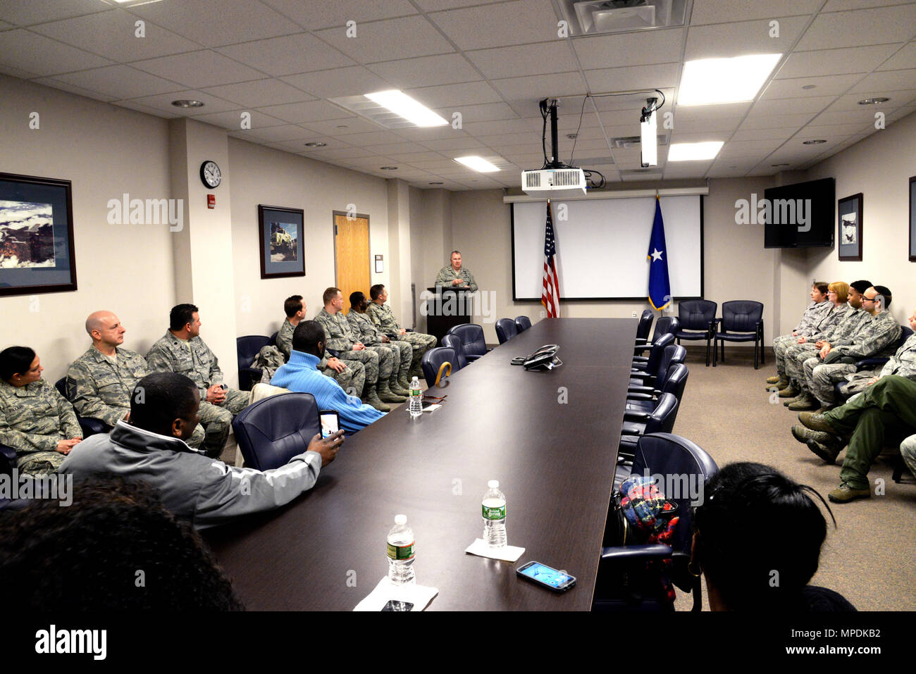 La Garde nationale aérienne du New Jersey jure le 1st Lt. Anita Morris comme la première aumônier afro-américaine de la 177th Fighter Wing. La cérémonie, en présence de la famille, des pairs et Brig. Gen. Michael Cunniff, souligne l’engagement de la Garde nationale aérienne envers la diversité, le leadership et l’aumônerie militaire. L'événement récompense les militaires pionniers et souligne l'importance de la représentation, du mentorat et du soutien aux militaires féminins. La 177e escadre de chasse appuie la préparation opérationnelle et l’engagement communautaire. Banque D'Images