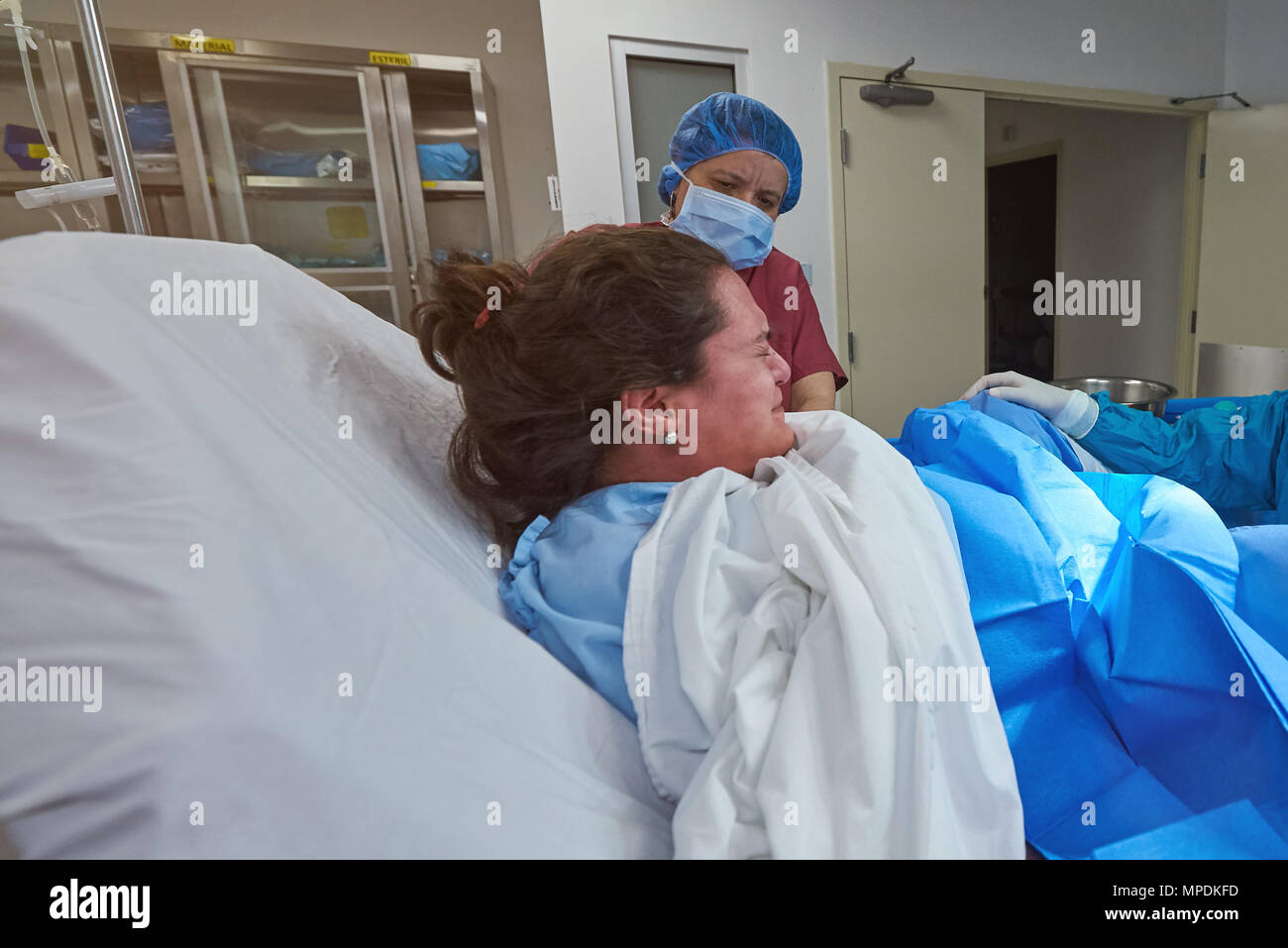 Jeune femme se donnent naissance au fond de l'hôpital. Thème livraison bébé Banque D'Images