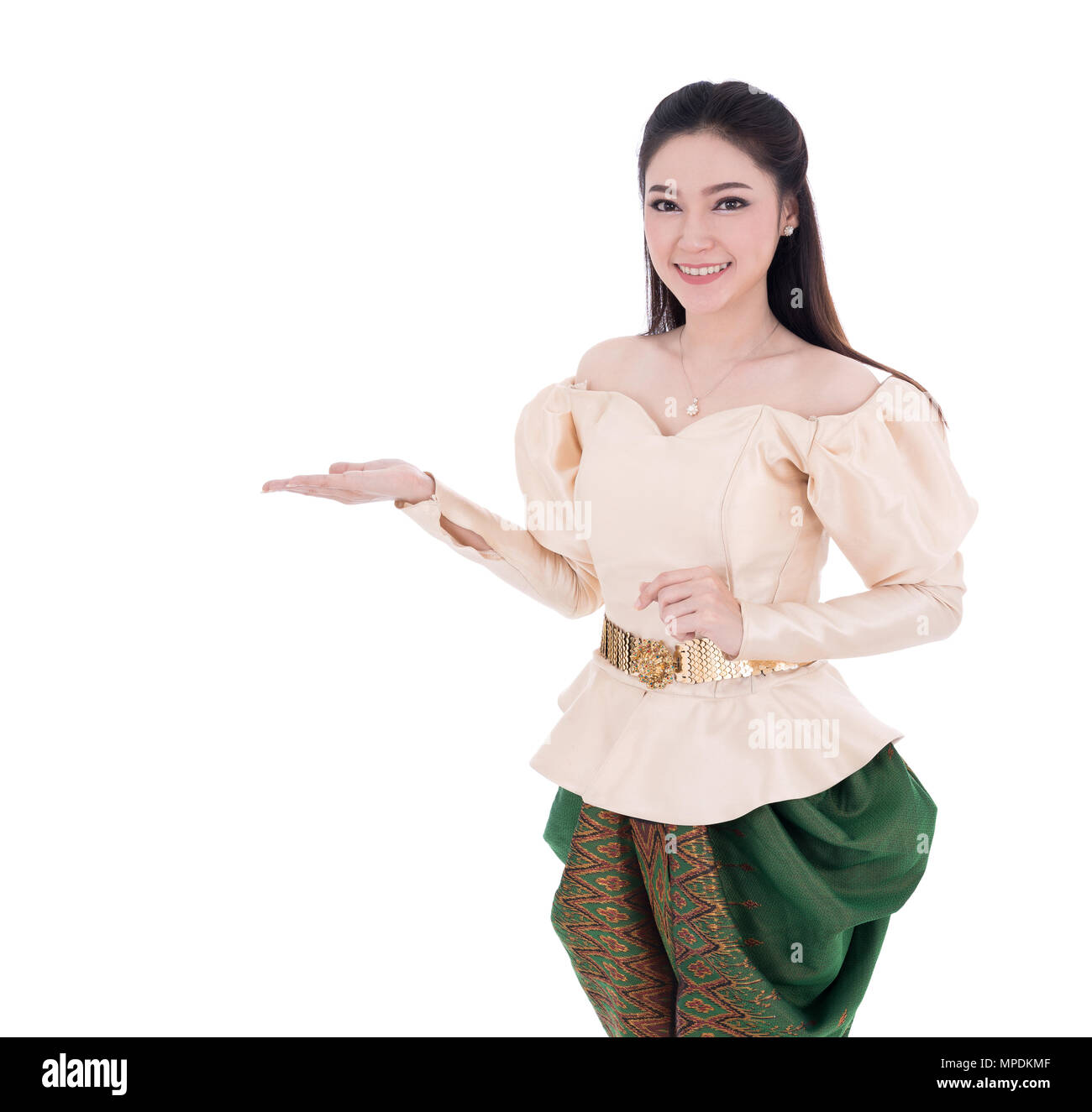 Belle femme en robe traditionnelle thaïlandaise avec main vide isolé sur fond blanc Banque D'Images