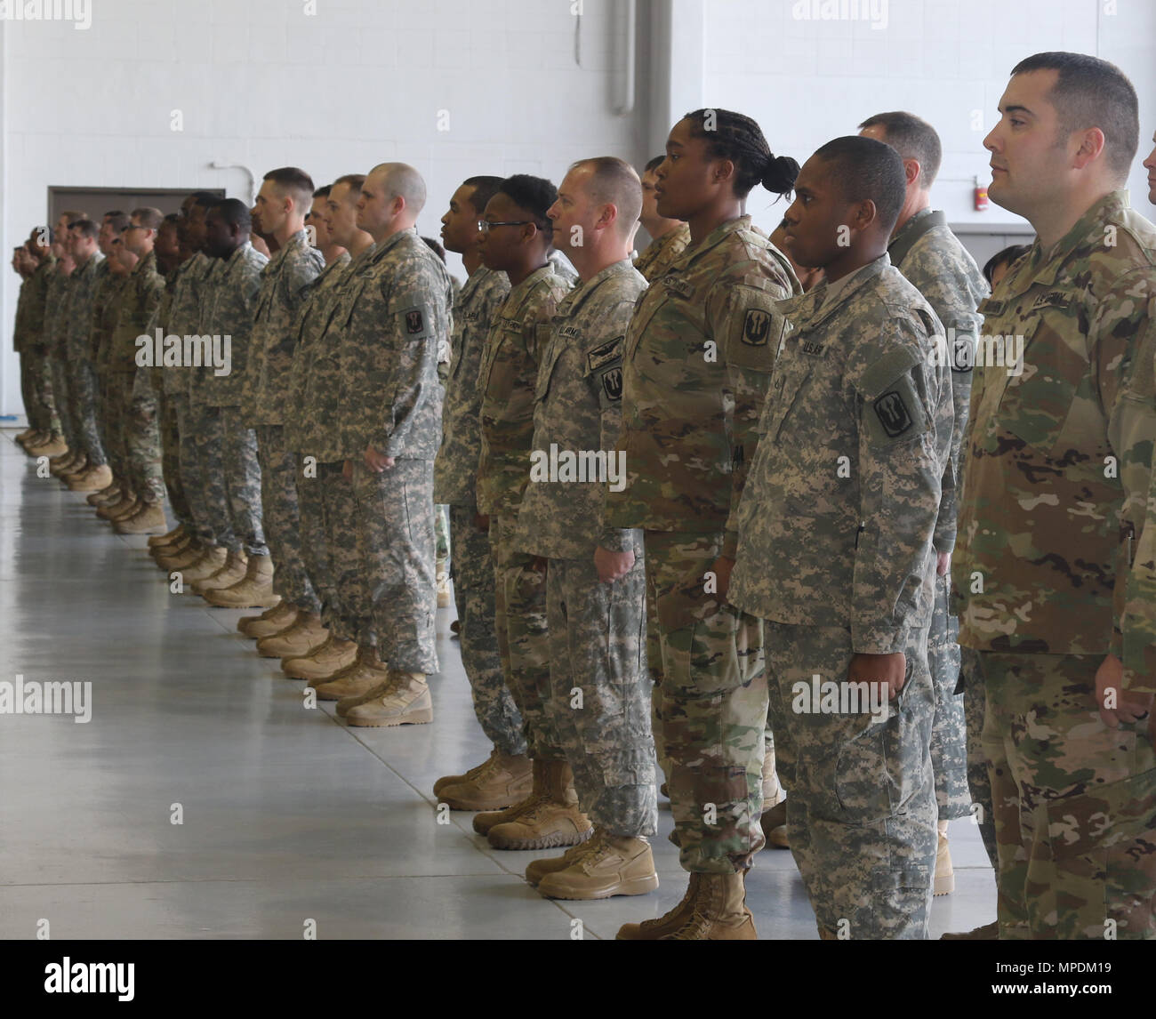 Avec les soldats le 185e Brigade d'aviation de se préparer à la passation de commandement de l'unité et le changement de responsabilité 4 mars 2017 cérémonies à Hawkins Field à Jackson, au Mississippi (Mississippi National Guard photo de Pvt. Jarvis Mace 102d, détachement des affaires publiques.) Banque D'Images