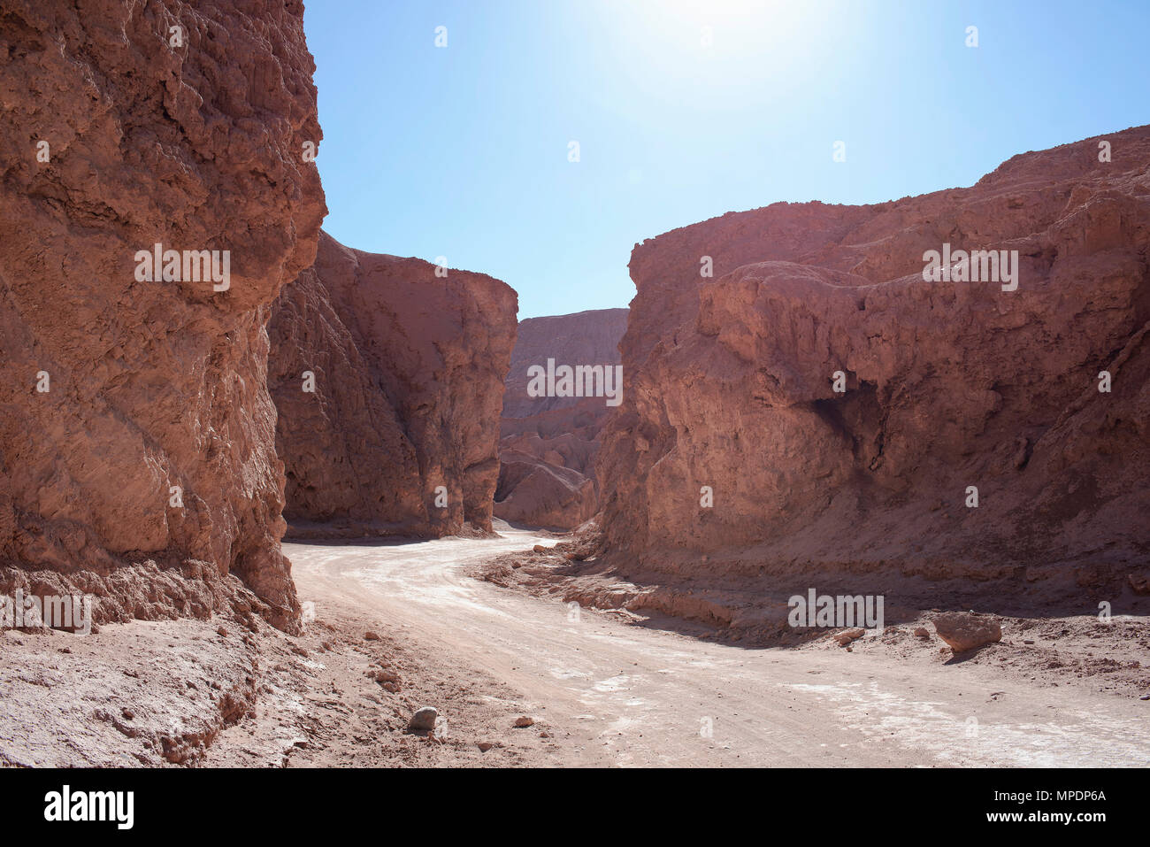 La route en zigzag dans la Death Valley (vallée de la Muerte OU Valle de Marte) dans la région de désert d'Atacama, au Chili. Banque D'Images